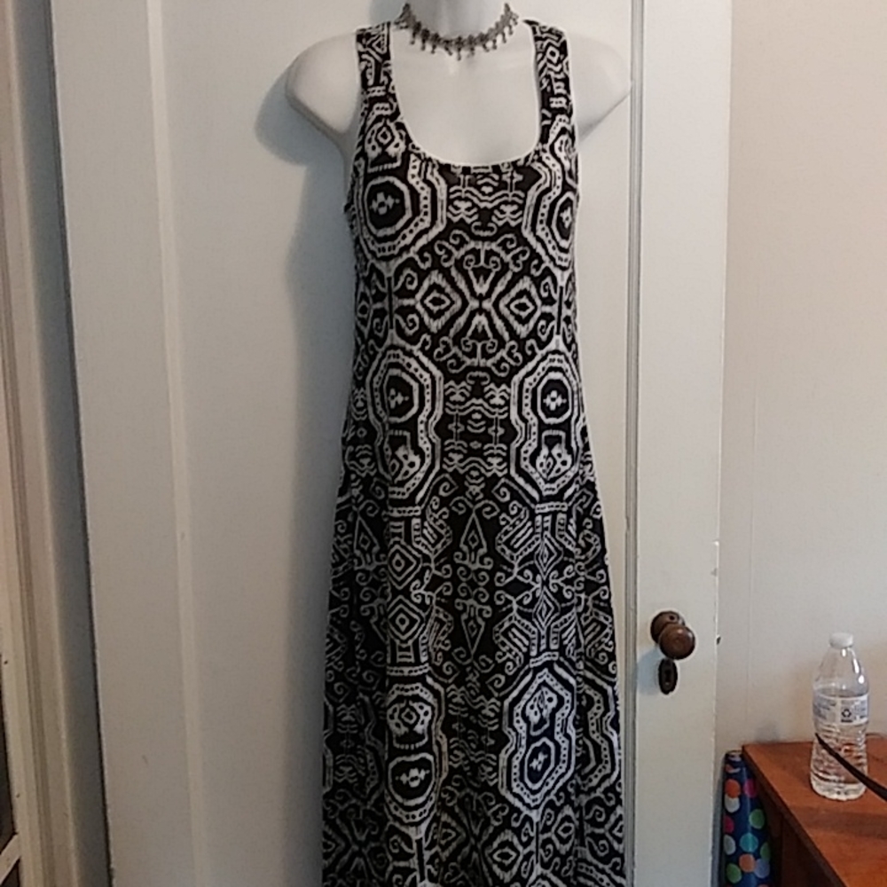 Mandees black/white abstract print maxi dress. Size small.